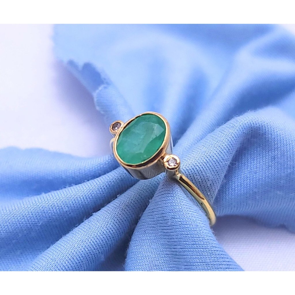 Unique 18k Karat Solid Yellow Gold Designer Emerald  Round Cut Diamond Ring